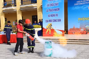 Học sinh được thực hành chữa cháy khi hỏa hoạn.