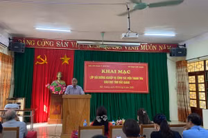 TS. Vũ Duy Hiền - Phó Giám đốc Trung tâm Bồi dưỡng nhà giáo và cán bộ quản lý (Học viện Quản lý giáo dục) phát biểu khai mạc.