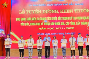 Ông Tạ Việt Hùng - Giám đốc Sở GD&ĐT Bắc Giang trao thưởng cho HS đạt giải Nhất Cuộc thi HSG Văn hoá và KHKT cấp tỉnh.