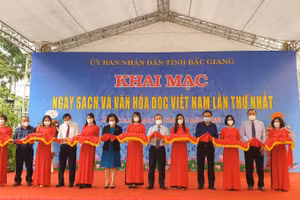 Ông Mai Sơn - Phó Chủ tịch Thường trực UBND tỉnh Bắc Giang (thứ 6) cắt băng khai mạc.