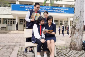 Cô Nguyễn Phương Thanh – Giáo viên Ngữ văn (trường THCS Giảng Võ) chia vui với các học trò đạt giải Nhất cấp thành phố.