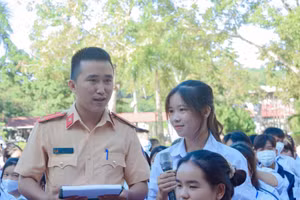 Cảnh sát giao thông Công an huyện Lục Ngạn trao đổi, trang bị kiến thức ATGT cho học sinh.