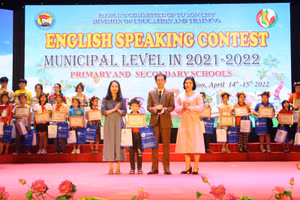 Trao thưởng cho học sinh tại Hội thi.