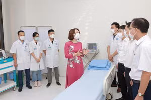 Thứ trưởng Bộ Y tế Nguyễn Thị Liên Hương, Phó Chủ tịch Thường trực UBND tỉnh Vũ Việt Văn và các đại biểu kiểm tra công tác ứng phó khi có các phản ứng sau tiêm vaccine phòng COVID-19 . Ảnh: Trần Minh.