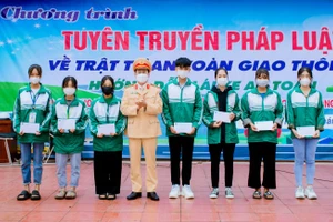 Trao quà cho học sinh có hoàn cảnh khó khăn vươn lên trong học tập.