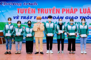 Trao quà cho học sinh có hoàn cảnh khó khăn vươn lên trong học tập.