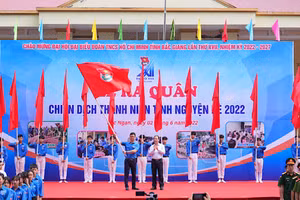 Ông Nghiêm Xuân Hưởng - Phó Chủ tịch HĐND tỉnh Bắc Giang trao cờ lệnh xuất quân Chiến dịch TNTN hè 2022 cho tuổi trẻ Bắc Giang.