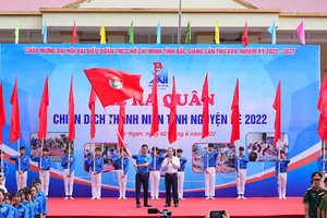 Ông Nghiêm Xuân Hưởng - Phó Chủ tịch HĐND tỉnh Bắc Giang trao cờ lệnh xuất quân Chiến dịch TNTN hè 2022 cho tuổi trẻ Bắc Giang.