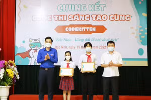 Lãnh đạo Ban Dân vận Tỉnh ủy và Tỉnh Đoàn Bắc Ninh trao giải Nhất cho các thí sinh.