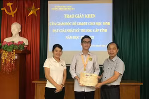 Thầy Dương Mạnh Trí - Hiệu trưởng Trường THPT Hiệp Hòa số 1 chia vui với học sinh Bùi Mạnh Đức.