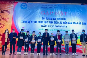 Lãnh đạo Phòng GD&ĐT thành phố Bắc Giang gặp mặt các đội tuyển tham dự kỳ thi chọn học sinh giỏi cấp tỉnh năm học 2021-2022.