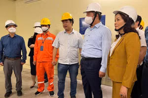 Phó Chủ tịch UBND thành phố Nguyễn Mạnh Quyền kiểm tra các trạm biến áp tại Sân vận động Quốc gia Mỹ Đình.