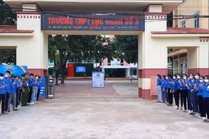 Tình nguyện viên có mặt sớm tại Điểm thi trường THPT Lục Ngạn số 3.