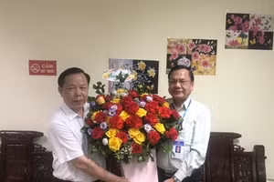 Phó Giám đốc Sở GD&ĐT Bắc Giang - Nguyễn Văn Thêm (bên phải) chúc mừng tân Chánh Văn phòng Sở GD&ĐT - Lưu Hải An.