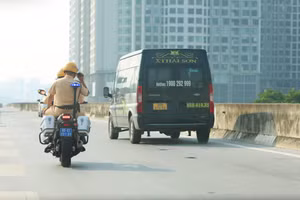 CSGT thực hiện ghi hình để thiết lập hồ sơ xử lý các trường hợp lái xe vi phạm.