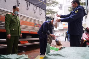 Lực lượng chức năng kiểm tra số hàng hóa.