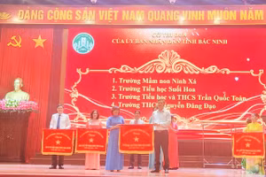 Tặng cờ thi đua cho các đơn vị có thành tích xuất sắc trong năm học 2021 -2022.