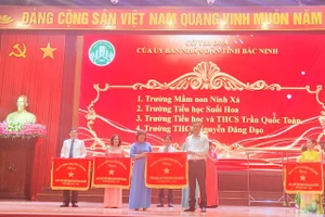 Tặng cờ thi đua cho các đơn vị có thành tích xuất sắc trong năm học 2021 -2022.