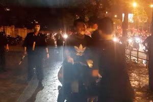 Lực lượng cảnh sát kiểm tra, ngăn chặn kịp thời nhiều đối tượng càn quấy trên phố.