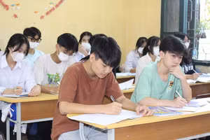 Học sinh trường THPT Cẩm Lý trong giờ học.