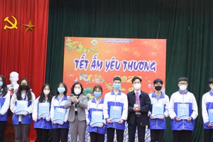 Lãnh đạo BHXH tỉnh Bắc Ninh và Hiệu trưởng Trường THPT Hàn Thuyên trao thẻ BHYT cho học sinh nghèo, có hoàn cảnh đặc biệt khó khăn.