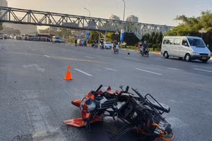 Chiếc xe máy sau va chạm với siêu xe tại hiện trường.