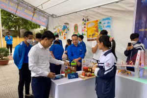 Đại biểu thăm quan mô hình sáng tạo của học sinh trường THPT Hiệp Hòa số 3.