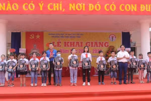 Lãnh đạo huyện Việt Yên và Tỉnh đoàn Bắc Giang trao quà cho học sinh nhân ngày khai giảng năm học mới.