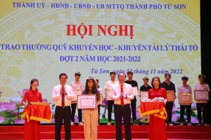 Phó Bí thư Thường trực Tỉnh ủy, Chủ tịch HĐND tỉnh Bắc Ninh - Nguyễn Quốc Chung và Bí thư Thành ủy Từ Sơn - Lê Xuân Lợi trao thưởng cho các học sinh giỏi.