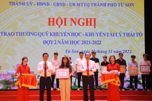 Phó Bí thư Thường trực Tỉnh ủy, Chủ tịch HĐND tỉnh Bắc Ninh - Nguyễn Quốc Chung và Bí thư Thành ủy Từ Sơn - Lê Xuân Lợi trao thưởng cho các học sinh giỏi.