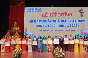 Phó Chủ tịch Thường trực UBND tỉnh Bắc Giang trao Bằng khen của Chủ tịch UBND tỉnh cho các giáo viên tiêu biểu. 