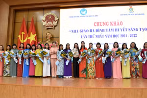 Ban tổ chức tặng hoa và chúc mừng 18 nhà giáo Ba Đình tâm huyết sáng tạo năm học 2021-2022 của quận.