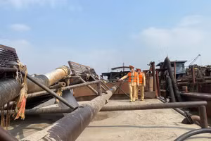 CSGT kiểm tra tàu thủy.