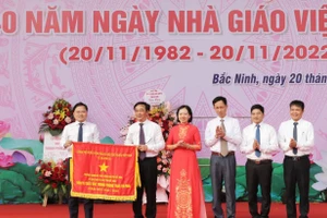 Thừa ủy quyền, Bí thư Tỉnh ủy Bắc Ninh - Nguyễn Anh Tuấn (ngoài cùng bên trái) trao Cờ thi đau của Chính phủ cho Trường THPT Chuyên Bắc Ninh.