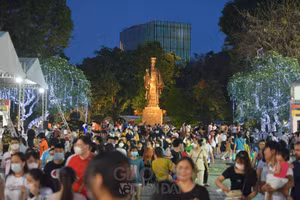 Du khách tham dự và trải nghiệm khu phố đi bộ hồ Hoàn Kiếm.