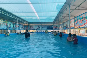 Lớp dạy bơi tại trường Tiểu học Tân Hưng (huyện Lạng Giang).