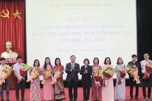 Chủ tịch UBND tỉnh Bắc Ninh Nguyễn Hương Giang (giữa) và Giám đốc Sở GD&ĐT Nguyễn Thế Sơn khen thưởng thầy cô tham gia bồi dưỡng HSG.