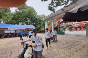  Tại điểm thi số 21 trường THPT Thuận Thành số 1 (huyện Thuận Thành) để chuẩn bị đăng ký dự thi thi tốt nghiệp THPT 2022.