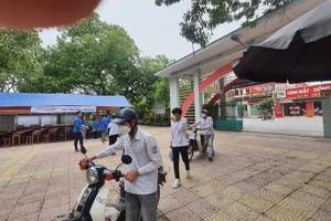 Tại điểm thi số 21 trường THPT Thuận Thành số 1 (huyện Thuận Thành) để chuẩn bị đăng ký dự thi thi tốt nghiệp THPT 2022.