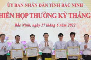 Phó Chủ tịch Thường trực UBND tỉnh Bắc Ninh - Vương Quốc Tuấn trao bằng khen cho học sinh và cá nhân có thành tích cao.