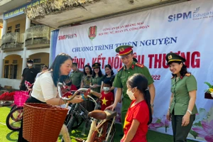 Đoàn công tác tặng quà cho học sinh có hoàn cảnh khó khăn.