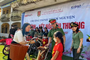 Đoàn công tác tặng quà cho học sinh có hoàn cảnh khó khăn.