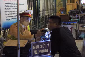 Lực lượng CSGT kiểm tra nồng độ cồn lái xe.