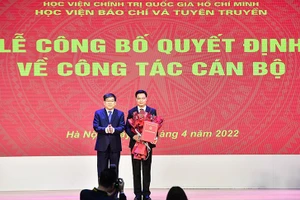 PGS,TS. Nguyễn Duy Bắc, Phó Bí thư Đảng ủy - Phó Giám đốc Thường trực Học viện Chính trị quốc gia Hồ Chí Minh trao quyết định và tặng hoa chúc mừng PGS,TS. Trần Thanh Giang giữ chức Phó Giám đốc Học viện BC&TT.