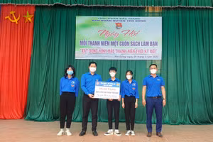 Trao tặng sách báo cho học sinh.