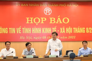 Lãnh đạo Văn phòng UBND TP và Sở ban ngành thông tin với báo chí.