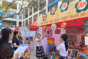 Ban giám khảo thăm gian trưng bày và chấm giải