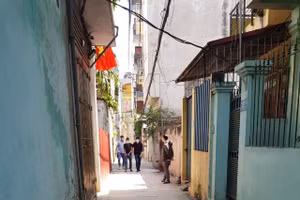 Lực lượng chức năng tạm giữ nghi phạm.