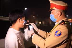 Kiểm tra nồng độ cồn lái xe.