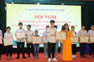 Bà Đào Thị Hường, Phó Giám đốc Sở GD&ĐT Bắc Giang trao giấy khen cho HSG.